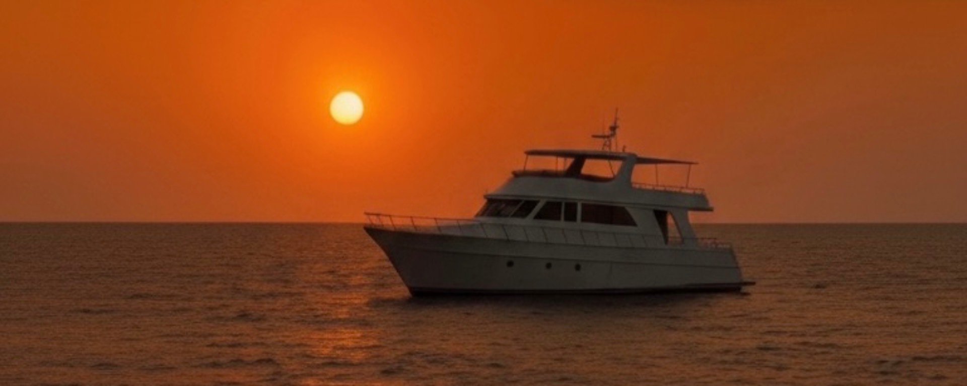 جولة غروب الشمس على يخت